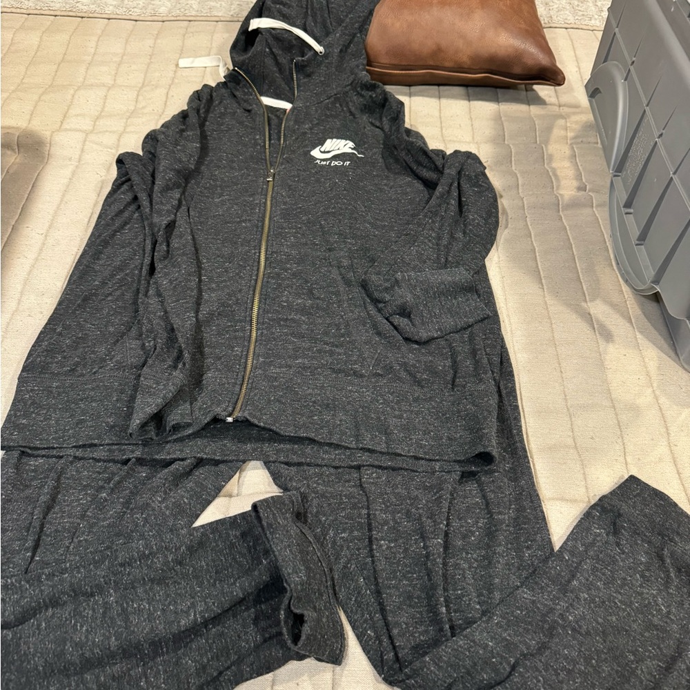 Women’s Nike jogging suit